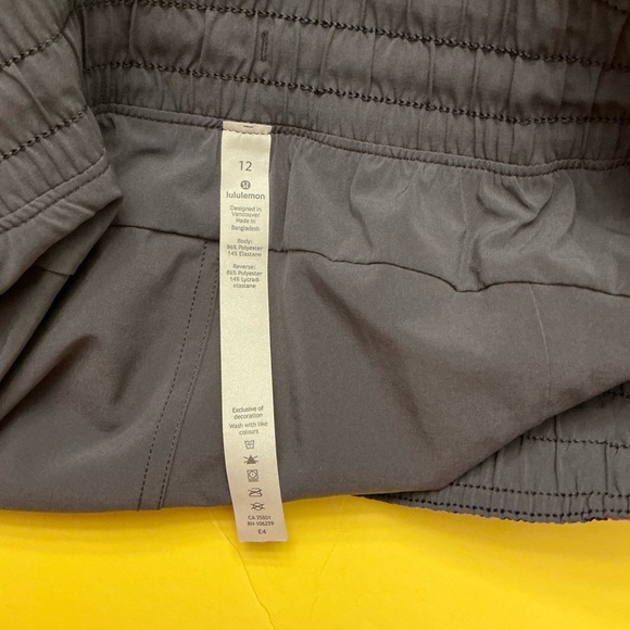 Lululemon Choose A Side reversible shorts sz 12 - Picture 4 of 6